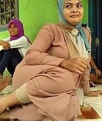 mãe indonésia bonita no hijab