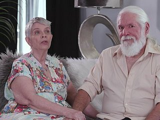 दादी बोनी Nilsen उसके पति परिपक्व द्वारा गड़बड़ होने के लिए प्यार करता है