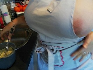 Beamy Franse huisvrouw neuken in de keuken