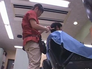 Le coiffeur excité Eimi Ishikura se fait vivement baisé not very well derrière