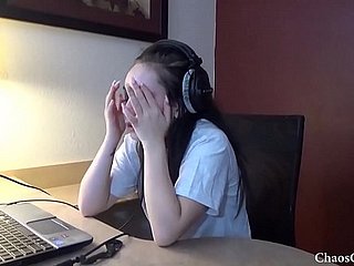 Lenna Lux de 18 anos se masturbando em fones de ouvido
