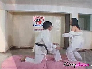 Gracz Karate Filipina dostaje wytrysk