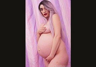 Potretan lengkap nilon dengan tayangan ramp persik hamil 9 bulan