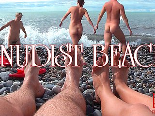 Nudist Run aground - Pareja joven desnuda en numbing playa, pareja adolescente desnuda