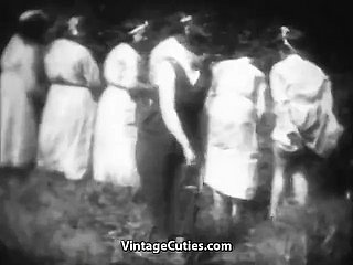 Geile Mademoiselles werden round Wilderness (Vintage der 1930er Jahre) verprügelt.