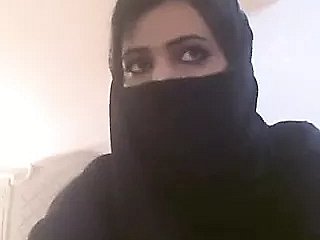 Donne arabe far hijab che le mostrano tette
