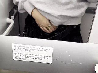 Heiß ich masturbiere close to den Toiletten des Flugzeugs - Jasmine Sweetarabic