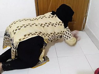 Tamil Young lady Shafting właściciel podczas sprzątania domu hindi seks