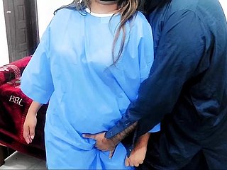 Docteur pakistanais clignotant une bite à l'infirmière est allée dans le sexe anal avec un audio hindi clair