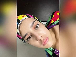 Fille musulmane arabe avec le hijab baise lassie anus avec une mouthful accessory longue