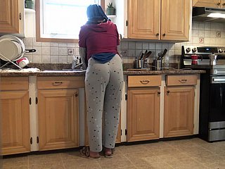 shivering moglie siriana lascia che il figliastro tedesco di 18 anni shivering scopa with regard to cucina