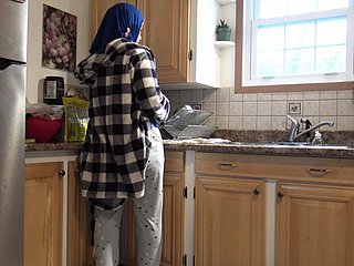 Freeze casalinga siriana viene crema dal marito tedesco close to cucina