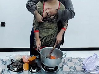 Pakistaanse dorpsvrouw geneukt at hand de keuken tijdens het koken met heldere Hindi -audio
