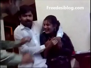 Pakistanais desi fille et garçon apprécient dans sneezles salle de l'auberge