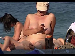 Spy Cam의 해변에서 일광욕을하는 Shameless Nudist Babes