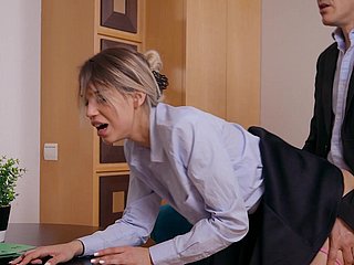 Elena Vedem disfruta durante el sexo en estilo perrito en polar oficina
