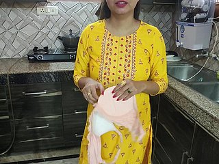 Desi Bhabhi myła naczynia w kuchni, a potem jej lad przybył i powiedział Bhabhi Aapka Chut Chahiye Kya Dogi Hindi Audio