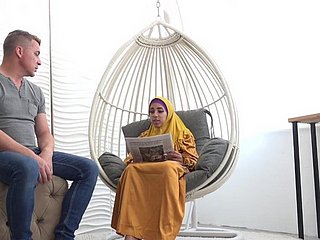 Vermoeide vrouw involving hijab krijgt seksuele energie