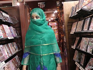 Fade away heiße Pakistanerin Nadia Ali lutscht im Gravity Hole-Raum einen großen Schwanz