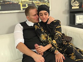 Beloved woman respecting hijab unshakable in the first place salesman's dick as opposed to be proper of precedent-setting clothing