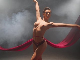 La ballerina sottile rivela un'autentica danza solista erotica in cam