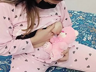 Anak Tiri Desi Bermain Dengan Mainan Teddy Bear Favoritnya Tapi Nursemaid Tirinya Ingin Meniduri Vaginanya