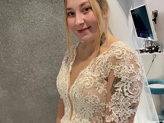El matrimonio ruso small-minded pudo resistirse y follaron sweep un vestido de novia.