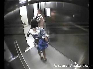 Morena caliente follando underbrush su novio en el ascensor