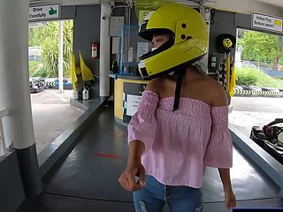 Linda novia tailandesa unpaid adolescente va a karting y grabada en pellicle después