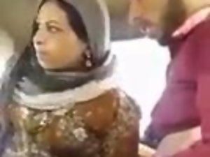 vagabunda hijab árabe chupar e fodido no carro