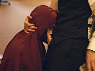 Arabian szyk z naturalnych cycki pobiera fingered i twarz pieprzona przed szorstkiej misjonarza