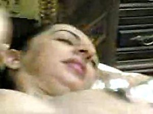 Wild Arab ruft ihre rasierte Muschi gefickt von einem großen Schwanz - Unprofessional Porno