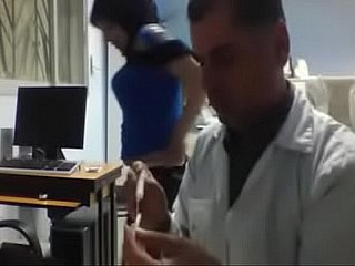Sawbones arabo con il paziente