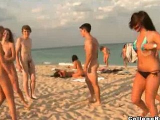 Bikini tieners strippen naakt op het lakeshore